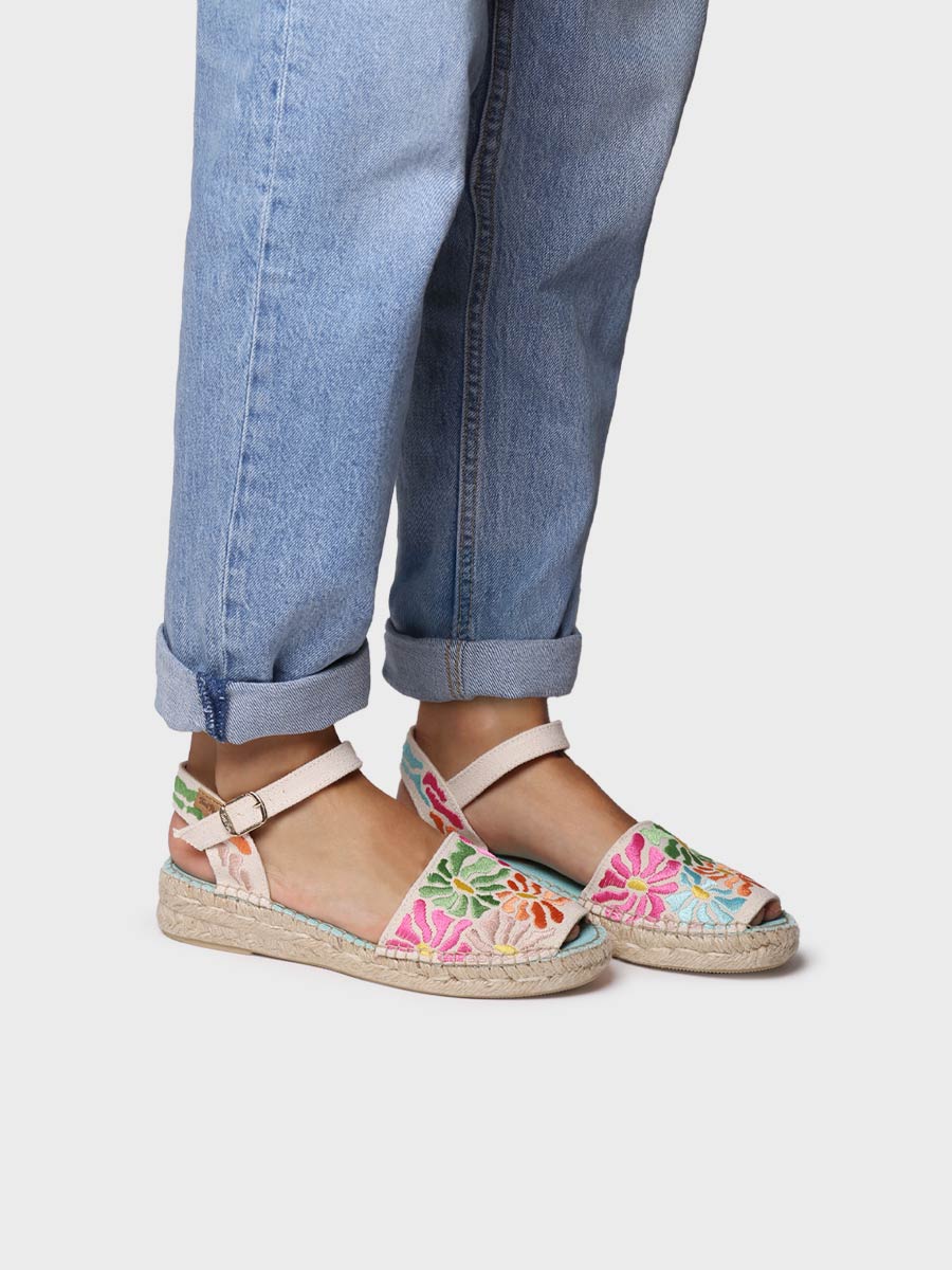WOMENS FLAT SANDAL WITH EMBROIDERY -GARBET